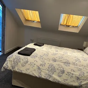 Luton Near Airport Private & Shared Bathroom Option Homestay Luton (Bedfordshire)
